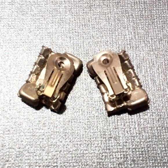 Vintage Mid Century Prong Set Clear Rhinestone Clip Earrings - Picture 6 of 6